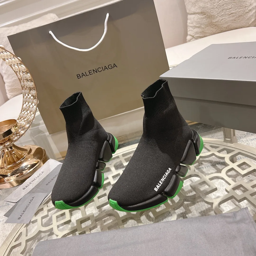 👟👟Ex-factory price 520👟👟 【Balencia**】The latest ✅SPEED2.0 multi-compression molded combination outsole from Paris* ✅ ⚠️Balencia’s top couple socks and shoes❗️ 🌟Original purchase and development! The top version on the market, with upgraded quality, every detail including packaging is compared to ZP! Newly upgraded TPU vacuum molded combination outsole! More comfortable and easy to wear! 3D knitted fabric is breathable and does not deform! The logo is the same as the original one, please distinguish it from the market currency! ⚠️Balenciaga’s latest packaging! 🔸Couple size SIZE: 35-42 (can be customized from 41)
